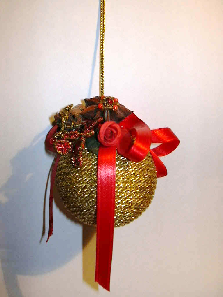 pomander in rosso e oro da appendere con elementi in klosterarbeiten