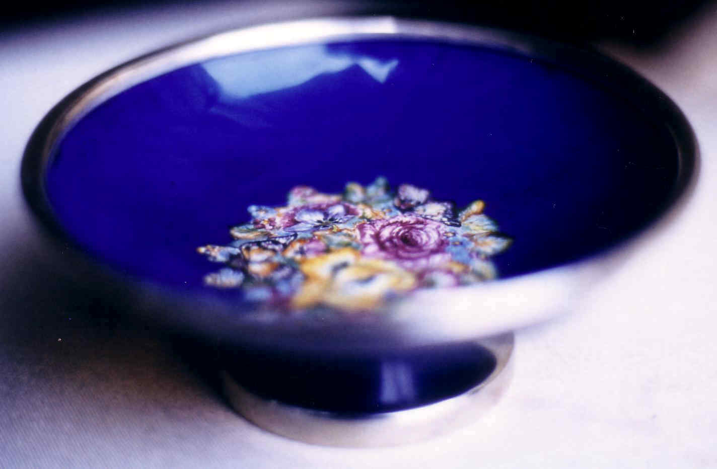 coppa rame smaltata e miniatura inclusa di fiori e farfalle _ collezione privata