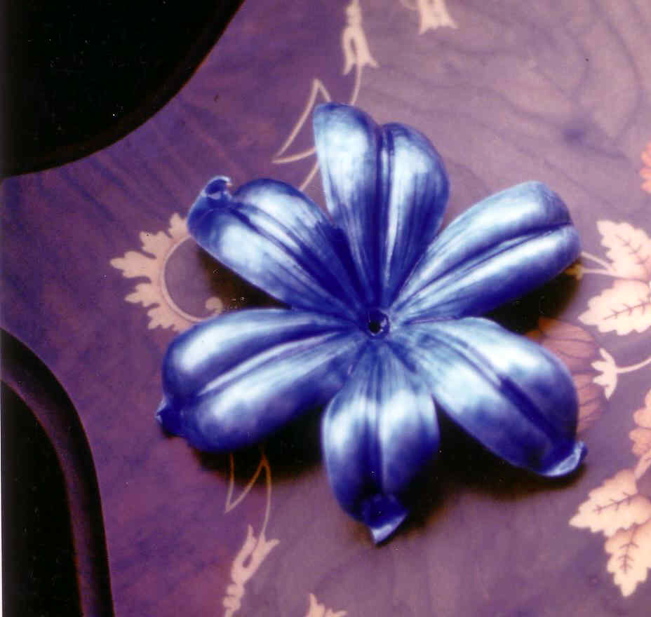 lilium sbalzato e cesellato a mano in ag925 smaltato