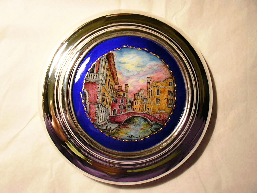 grande smalto con miniatura a gran fuoco di Venezia - Parrocchia di San Cassan - contornato da paillons d'oro e smalto blu trasparente su argento 925 - collezione privata